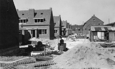 24738 Gezicht op de in aanbouw zijnde huizen aan de Vijgeboomstraat te Utrecht.